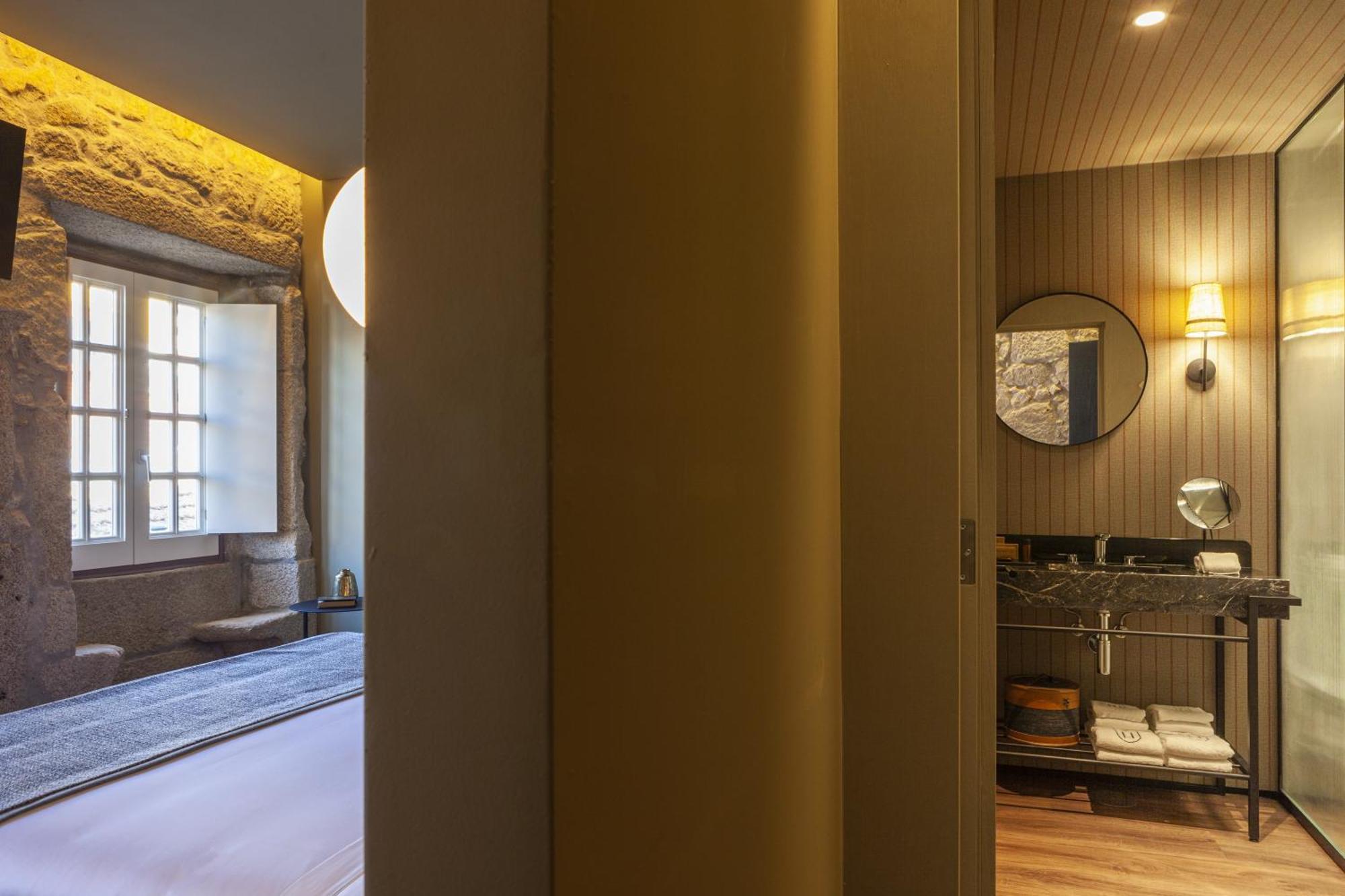Timbre Virtudes Hotel ปอร์โต ภายนอก รูปภาพ A bathroom at the hotel