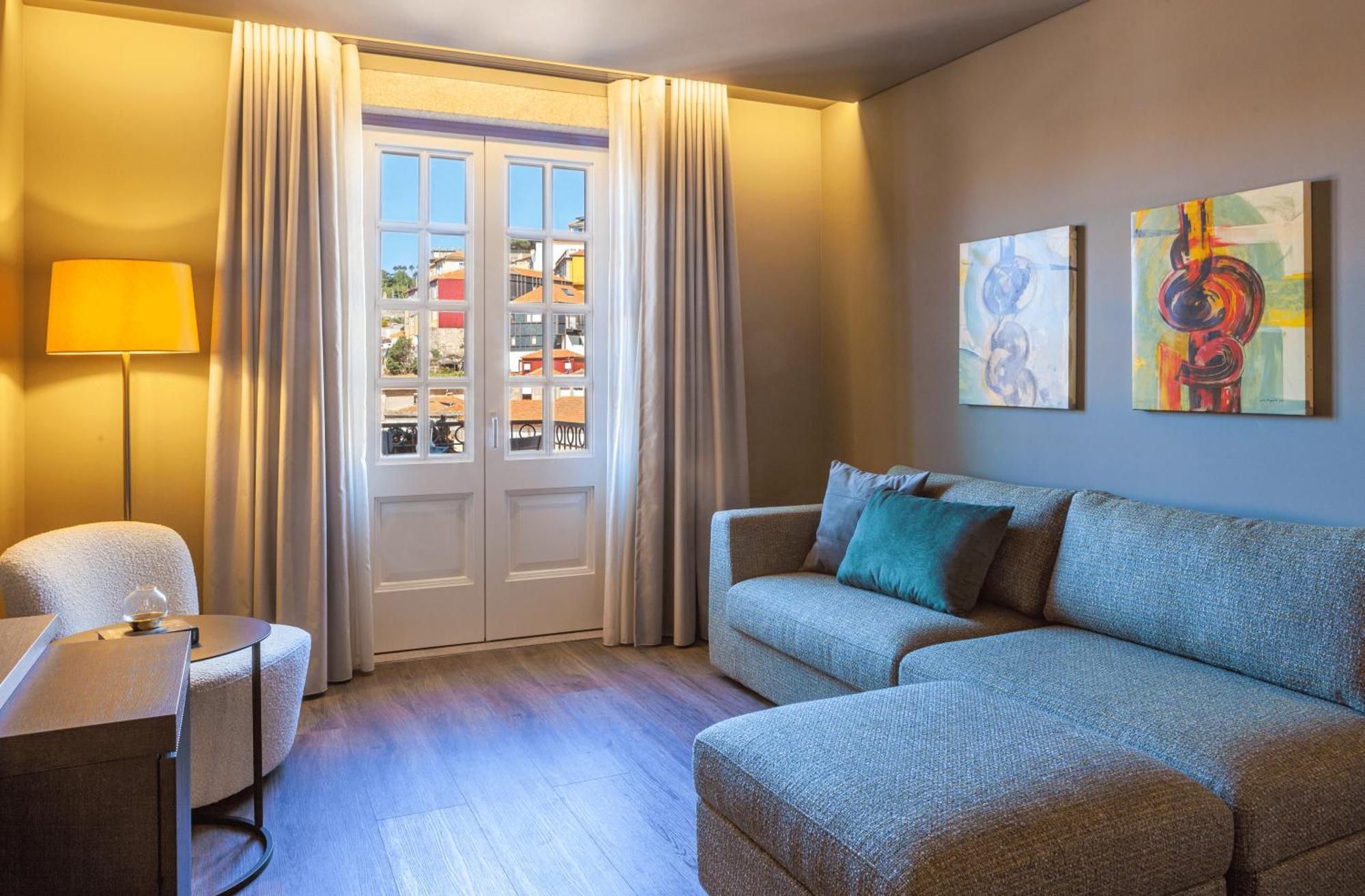Timbre Virtudes Hotel ปอร์โต ภายนอก รูปภาพ A living room at the hotel