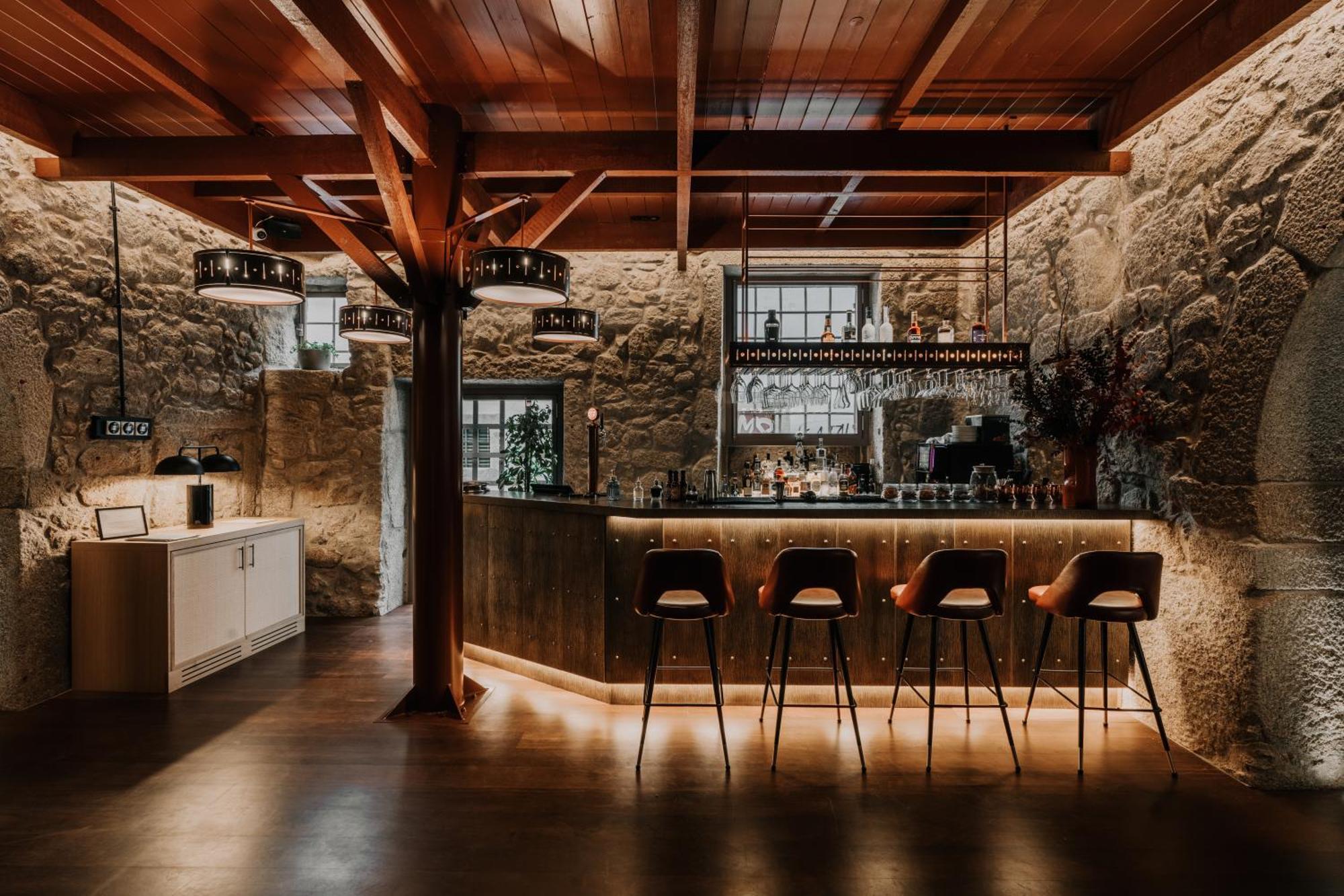 Timbre Virtudes Hotel ปอร์โต ภายนอก รูปภาพ The bar at the restaurant